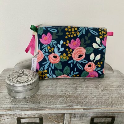 Trousse brodée / Dos tissu Rifle / jean clair, broderie main fleurie – Image 6