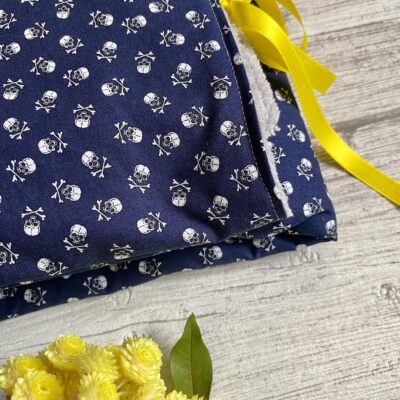 Tapis à langer nomade / motif pirate têtes de mort, marine jaune, éponge bambou grise – Image 2