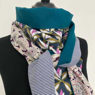 Foulard triangle Liberty, rayé, grosses fleurs imoya / indigo, canard, violet – Image 2