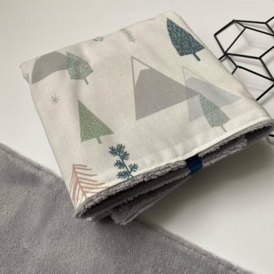 Tapis à langer nomade / forêt d'hiver origami – Image 2