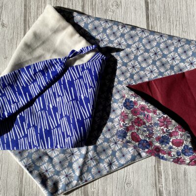 Foulard triangle doudou / Fleuri bordeaux bleu outremer lekker – Image 5