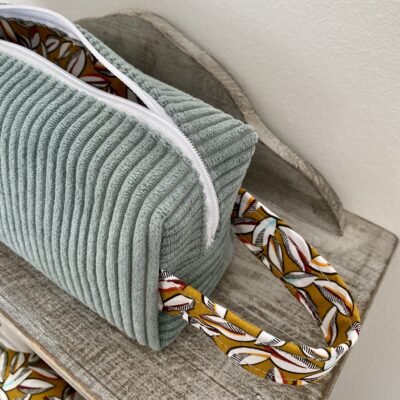 Trousse carrée velours / Vert de gris, doublure cocoa pods ocre