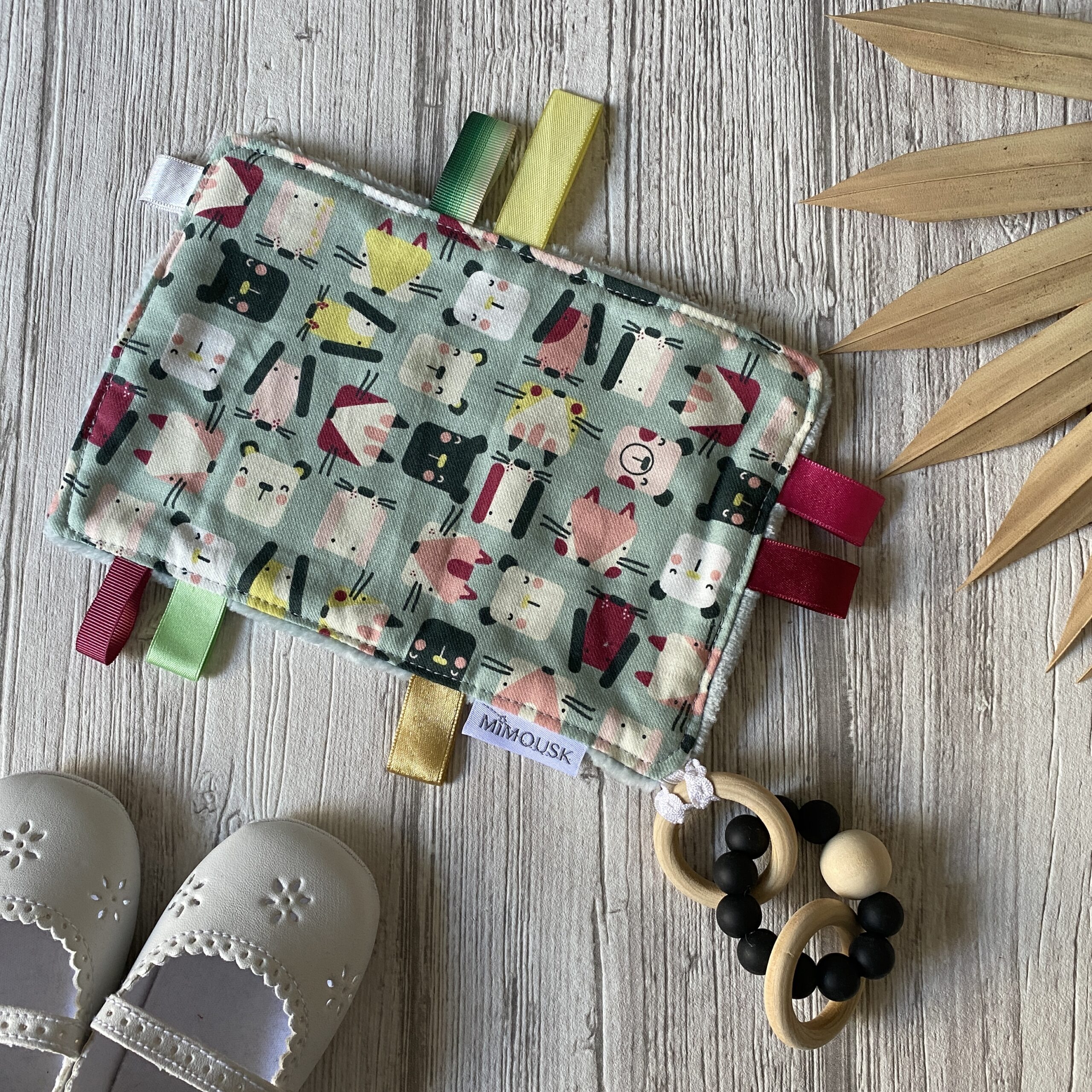 Doudou anneau de dentition, bois et silicone/ Chiens Chats / vert