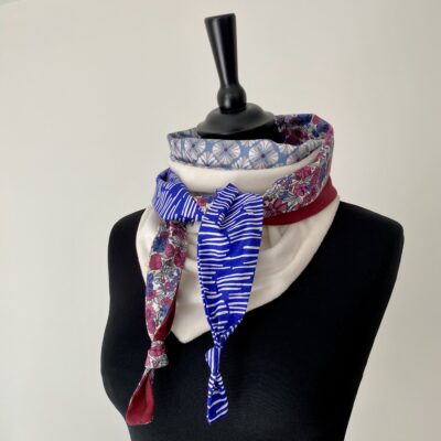 Foulard triangle doudou / Fleuri bordeaux bleu outremer lekker – Image 3