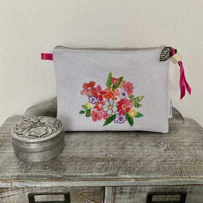 Trousse brodée / Dos tissu Rifle / jean clair, broderie main fleurie – Image 7