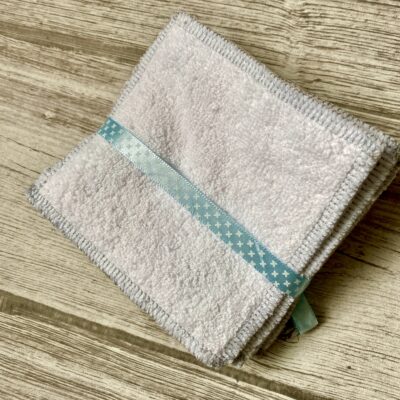 Box naissance Loup 4 produits: couverture, bavoir, lingettes, doudou anneau de dentition – Image 8