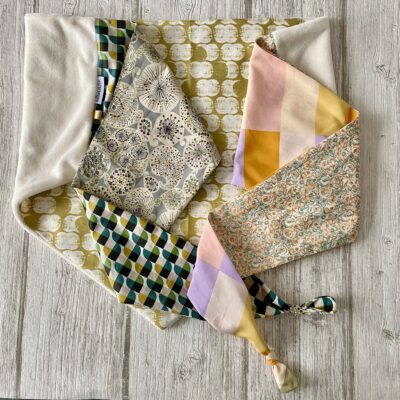 Foulard triangle doudou / cacahuète et liberty / vert mousse damier pastel – Image 2