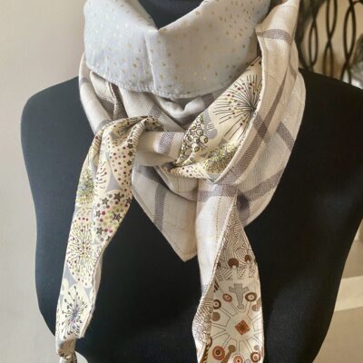 Foulard triangle 10 /carreaux et Liberty / Gris Beige – Image 2