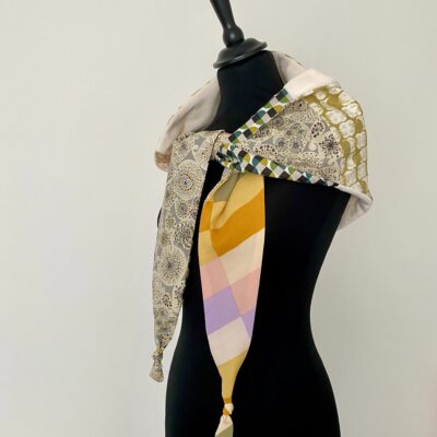 Foulard triangle doudou / cacahuète et liberty / vert mousse damier pastel – Image 6