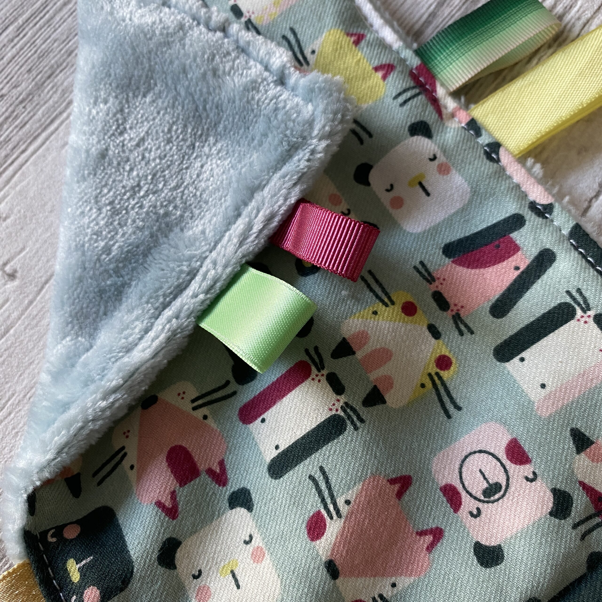 Doudou anneau de dentition, bois et silicone/ Chiens Chats / vert – Image 2