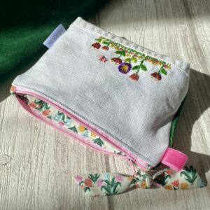 Trousse brodée fleurs/ Jean et velours vert, noeud fleuri