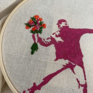 Sac totebag brodé / Motif pochoir Banksy Lanceur de fleurs