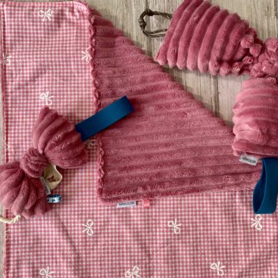 Jouet pour chien / Gros noeud scroutch polaire rose – Image 3