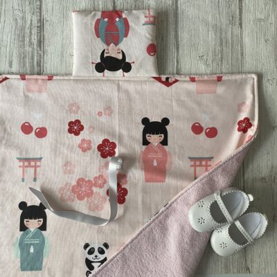 Tapis à langer nomade / motif kokeshi, éponge bio rose – Image 2