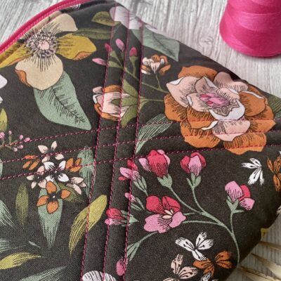 Pochette matelassée / Fleurs rétro Candice / chocolat rose – Image 3