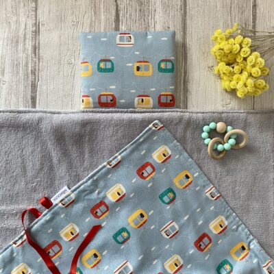 Tapis à langer nomade / motif télécabines, éponge bambou grise – Image 3