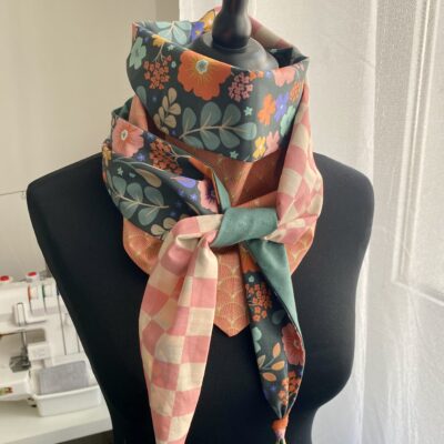 Foulard triangle 8 / Floral dolores damier éventails/ rose vert corail – Image 2