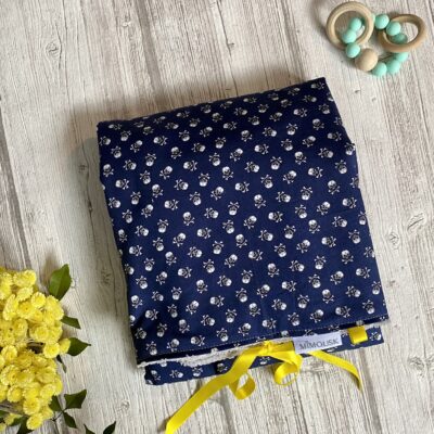 Tapis à langer nomade / motif pirate têtes de mort, marine jaune, éponge bambou grise
