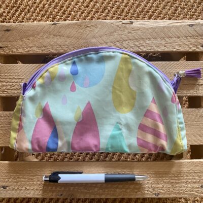Trousse demi-lune enduite, Gouttes coloris pastel – Image 2