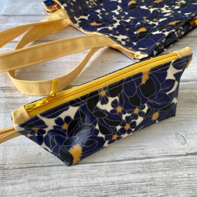 Petit cabas+Trousse / Enduit Grosses fleurs, marine jaune noir – Image 3