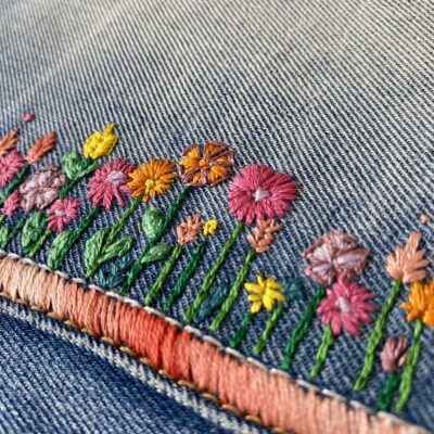 Pochette brodée fleurs/ Jean et Liberty, pompons rose fluo – Image 5