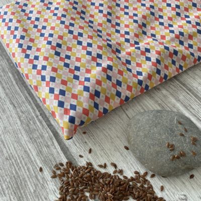 Bouillotte rectangulaire en graines de lin bio, motif arlequin, rouge jaune bleu