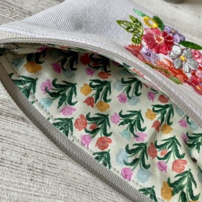 Trousse brodée / Dos tissu Rifle / jean clair, broderie main fleurie – Image 4