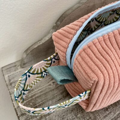 Trousse carrée velours / Rose, doublure éventails yona vert rose ciel – Image 2