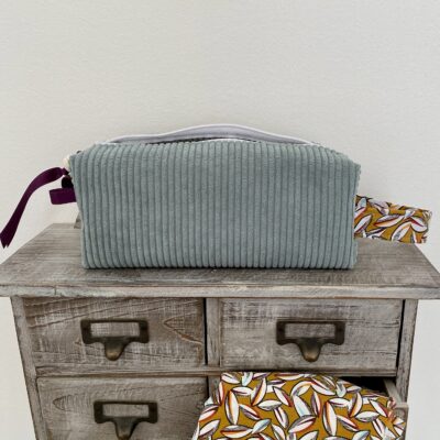 Trousse carrée velours / Vert de gris, doublure cocoa pods ocre – Image 4