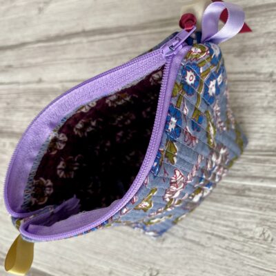 Porte-monnaie pochette matelassée / Tissu indien bleu rose bdx – Image 2