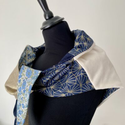 Foulard triangle doudou / Marine beige doré lapins Liberty – Image 5