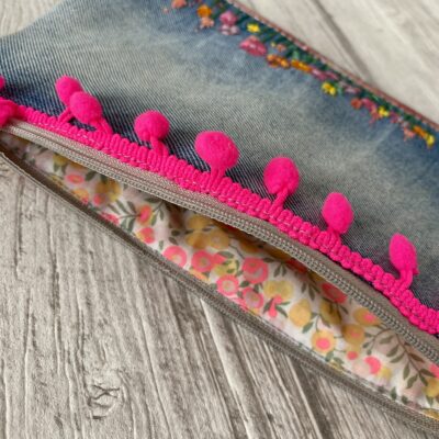 Pochette brodée fleurs/ Jean et Liberty, pompons rose fluo – Image 3