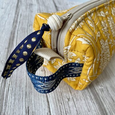 Trousse carrée matelassée / Tissu indien jaune beige