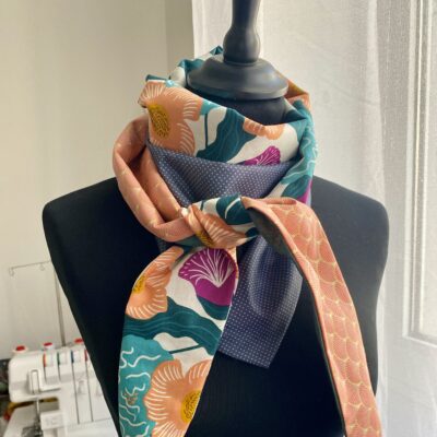 Foulard triangle 1 / fleurs éventails pois / vert rose corail marine – Image 2