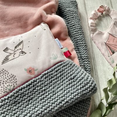 Couverture motif Forêt enchantée, tricotée main et polaire - Rose – Image 3