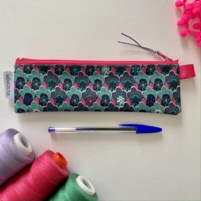 Trousse longue enduite, motif fleuri écailles, vert rose – Image 2