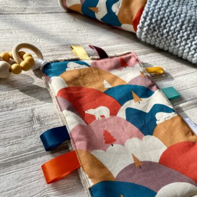 Doudou anneau de dentition, bois et silicone/ Ours montagne / Orange bleu beige – Image 3