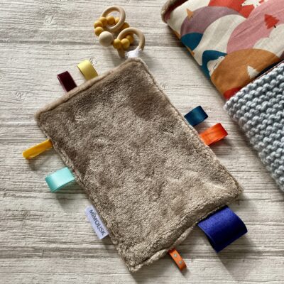 Doudou anneau de dentition, bois et silicone/ Ours montagne / Orange bleu beige – Image 2