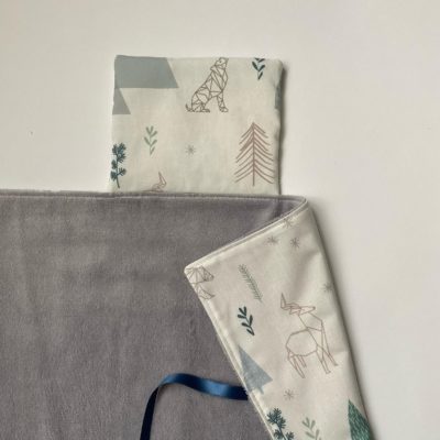 Tapis à langer nomade / forêt d'hiver origami – Image 3