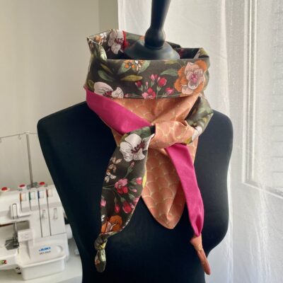 Foulard triangle 2 / fleurs vintage Candice, éventails / corail fuschia brun