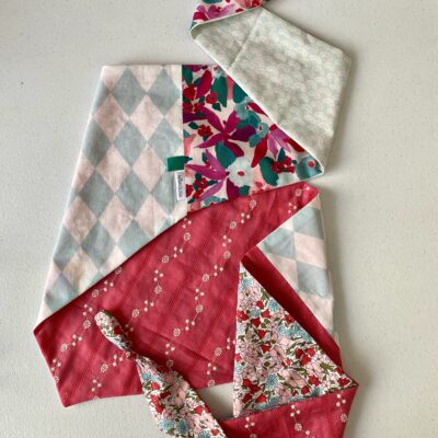 Foulard triangle 10 / Arlequin broderie fleurs/ rose ciel – Image 2
