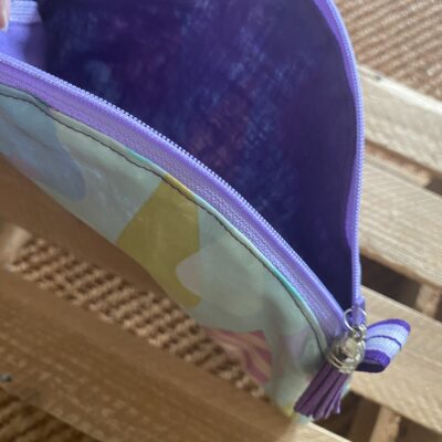 Trousse demi-lune enduite, Gouttes coloris pastel – Image 3