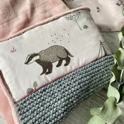 Couverture motif Forêt enchantée, tricotée main et polaire - Rose – Image 2