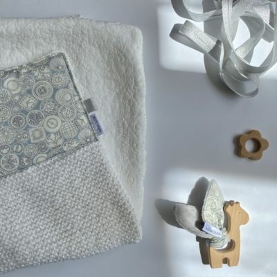 Couverture Liberty & sherpa -tricot, polaire sherpa, liberty horloges écru/ciel – Image 2