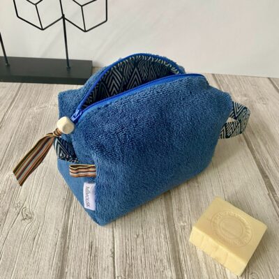 Trousse carrée éponge bambou / Bleu, doublée chevrons – Image 2