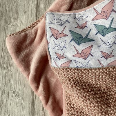 Couverture tricotée main et polaire - Grues origami / Rose blanc Ciel – Image 6
