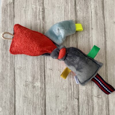 Jouet pour chien / Noeud grelot, éponge rouge polaire ciel grise – Image 2