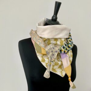 Foulard triangle doudou / cacahuète et liberty / vert mousse damier pastel