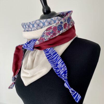 Foulard triangle doudou / Fleuri bordeaux bleu outremer lekker – Image 2