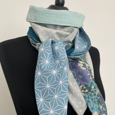 Foulard triangle Liberty, pois, origami et double-gaze/ bleu-gris-vert – Image 3